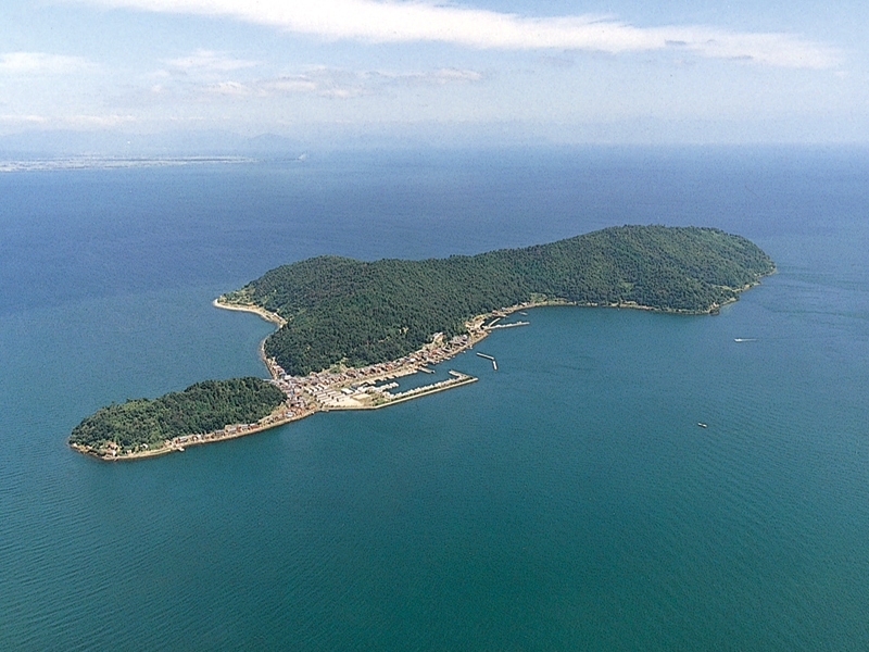 琵琶湖に浮かぶ島