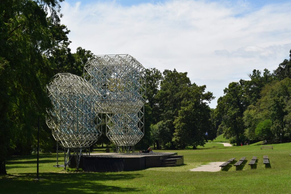 雨の景色を楽しめる野外アート展スポット