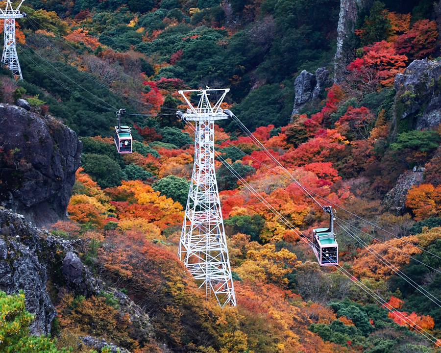小豆島を代表する絶景スポット「寒霞渓（かんかけい）」を渡るロープウェイ