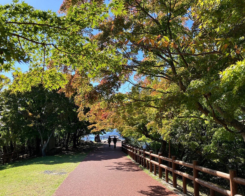 小豆島の寒霞渓山頂の遊歩道を歩く