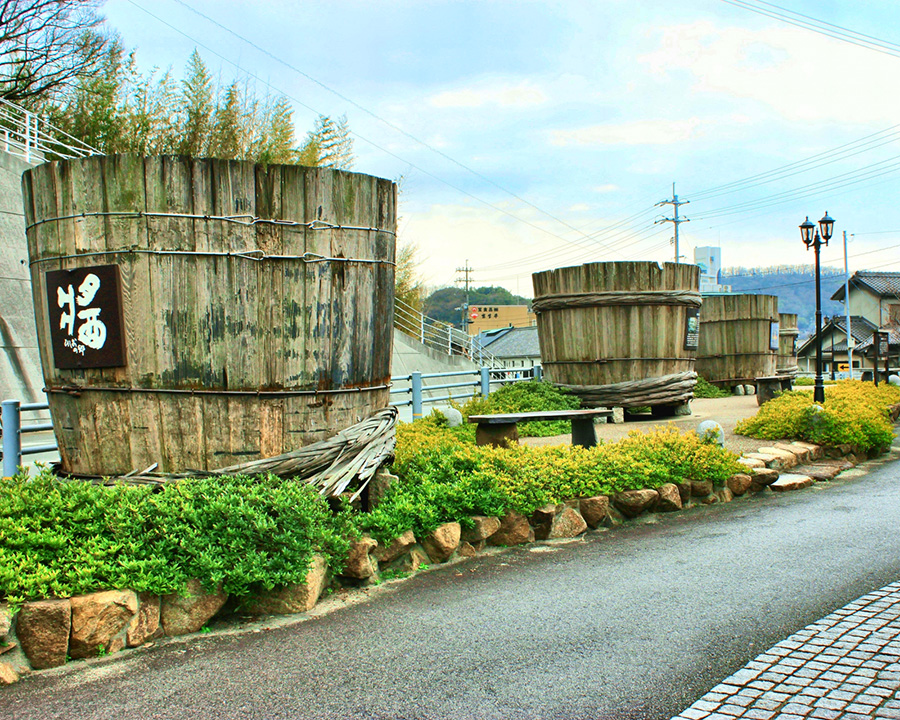 小豆島観光スポット「醤の郷」に並ぶ醤油樽