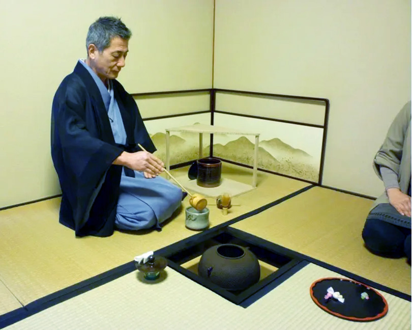 本物の茶室で、茶室探索や茶道体験
