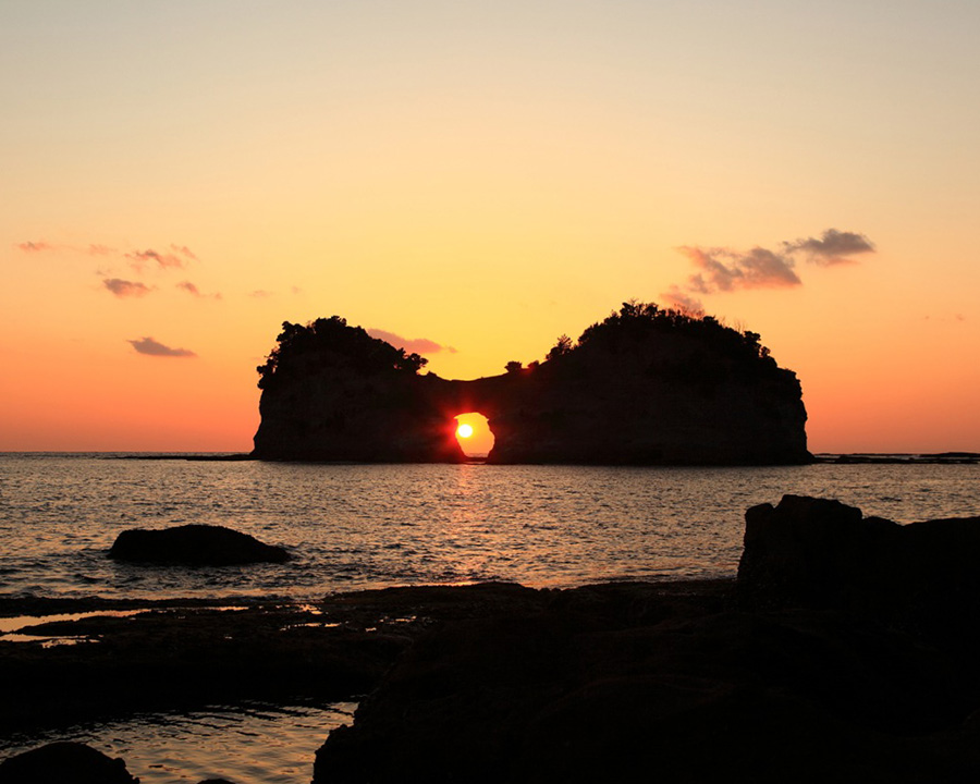 【南紀白浜観光】大人が楽しめる遊ぶところ21選|和歌山の穴場・絶景・体験も:円月島(えんげつとう)