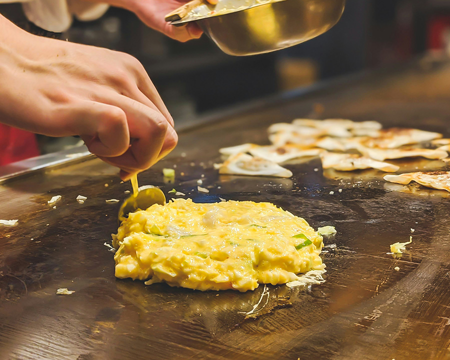 大阪に来たなら、大阪名物&粉もんをカウンターで楽しんで!女性一人でも入りやすいです