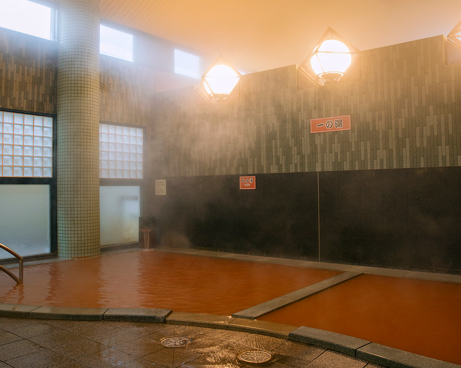 有馬温泉駅から徒歩5分の金の湯