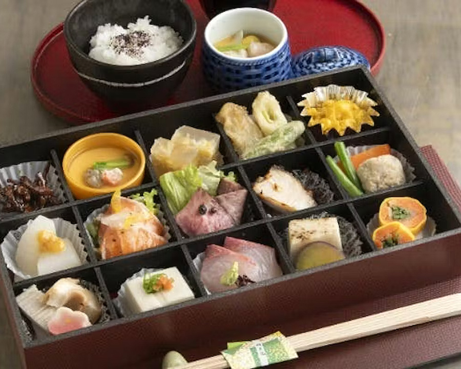 庭園を望む優雅なランチが楽しめる「明月記 中山寺 別邸」