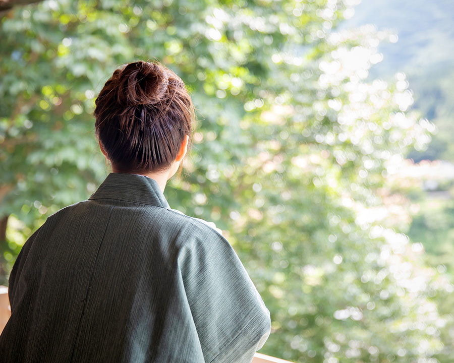 一人湯治×長期滞在におすすめの宿5選:温泉でゆっくりする女性