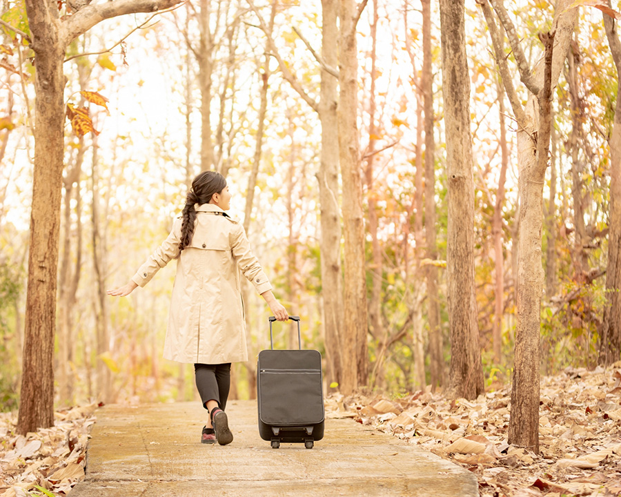 秋の一拍二日旅行女性