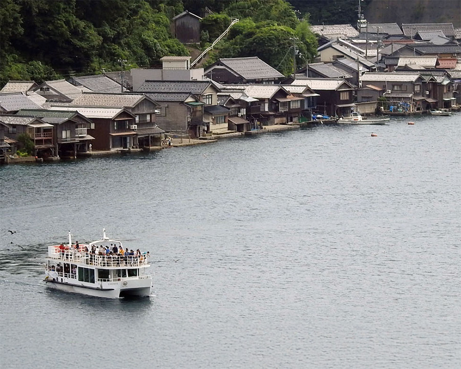 伊根の舟屋(京都・丹後)|雪と日本海が織りなす冬の情緒