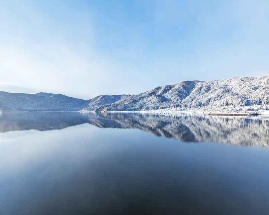 余呉湖(滋賀・長浜市)|鏡のように静かな雪の湖畔