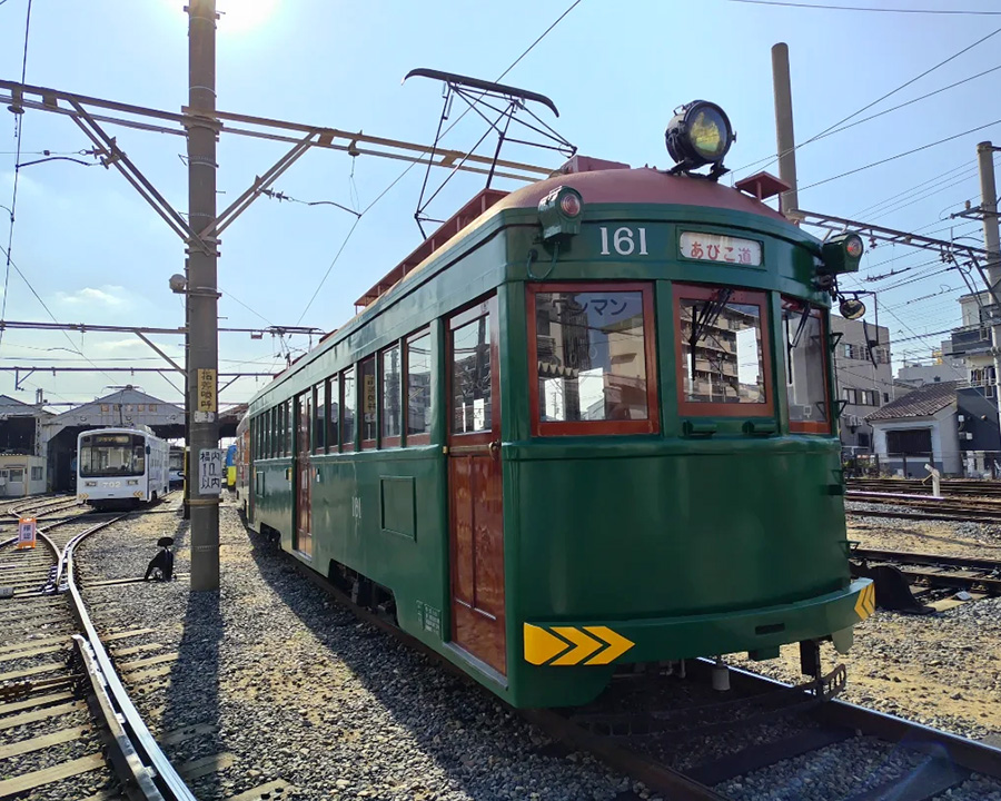 太鼓橋とレトロな駅舎の“映え”撮影ポイント