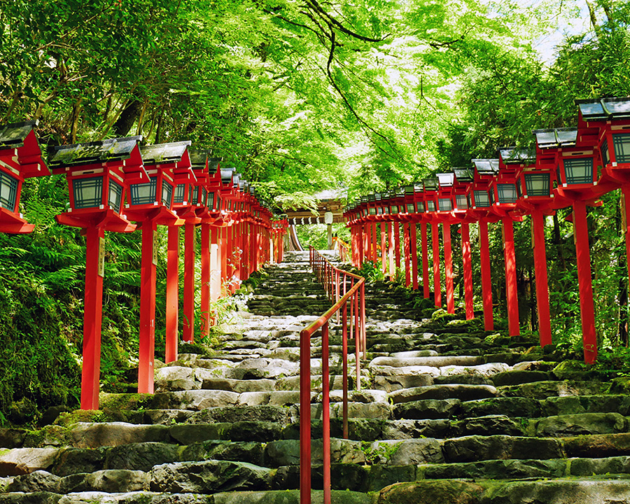 貴船神社・赤い灯篭