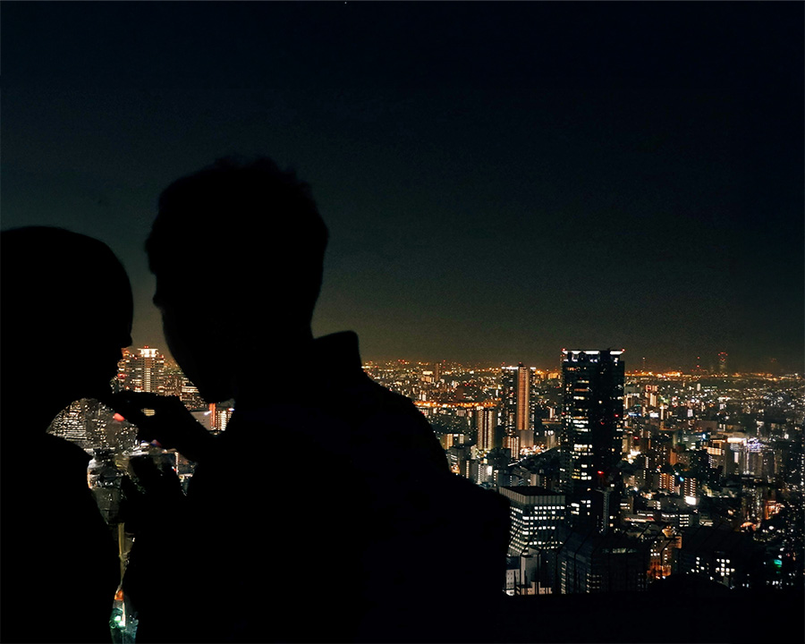 夜景が心を近づける「梅田スカイビル・空中庭園」