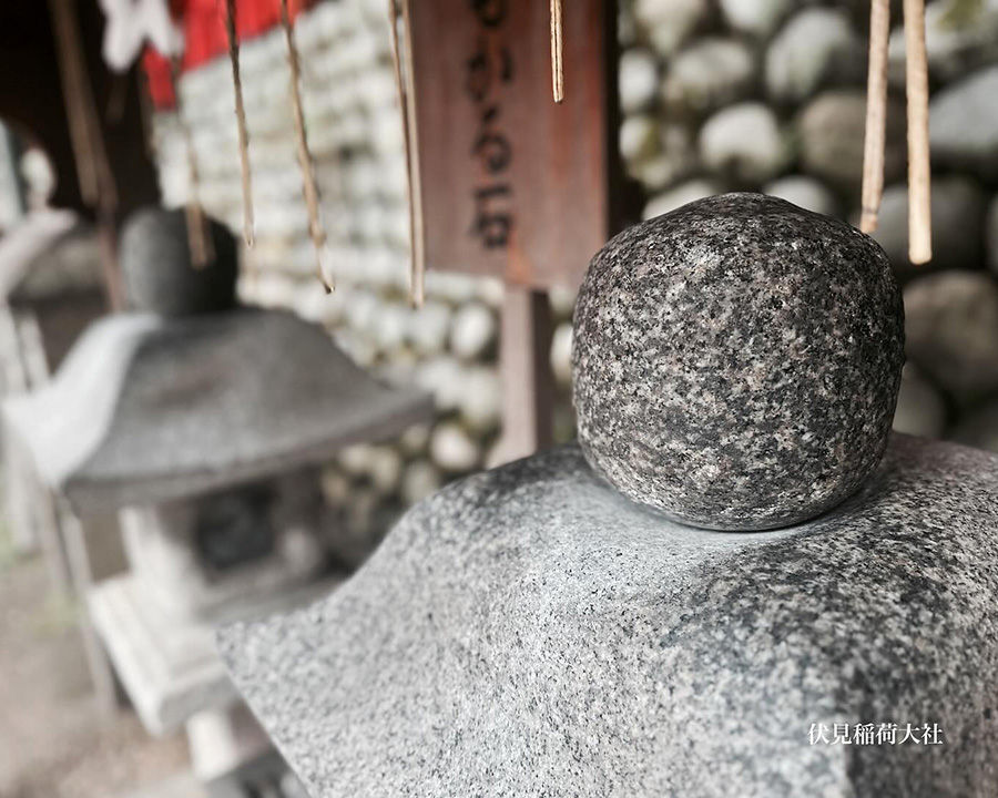 奥社奉拝所(おもかる石)