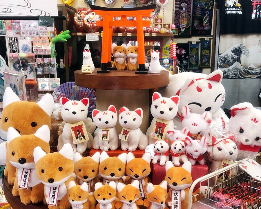 (株)高畠商店|伏見稲荷らしい“狐グッズ”が豊富に揃う老舗土産店