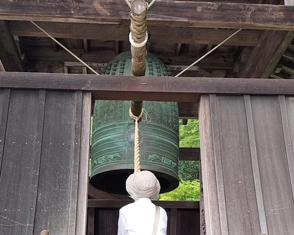 明日香村を電動自転車で巡った半日コース:鐘をつく母