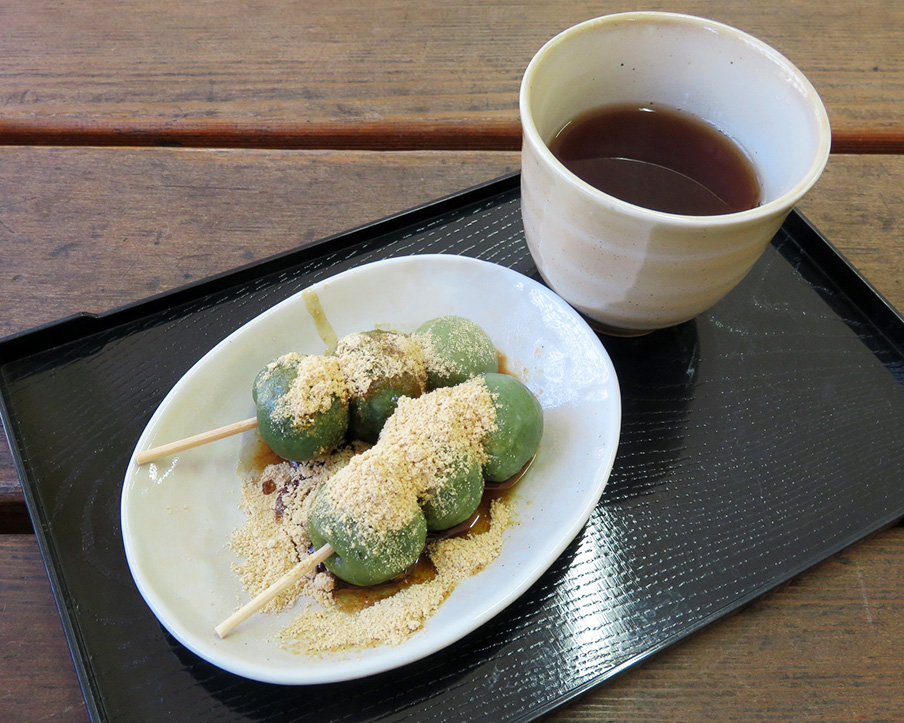 和歌山城の途中の売店でお団子食べてひと休み