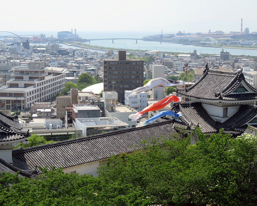 和歌山城の天守閣からの眺めと鯉のぼり