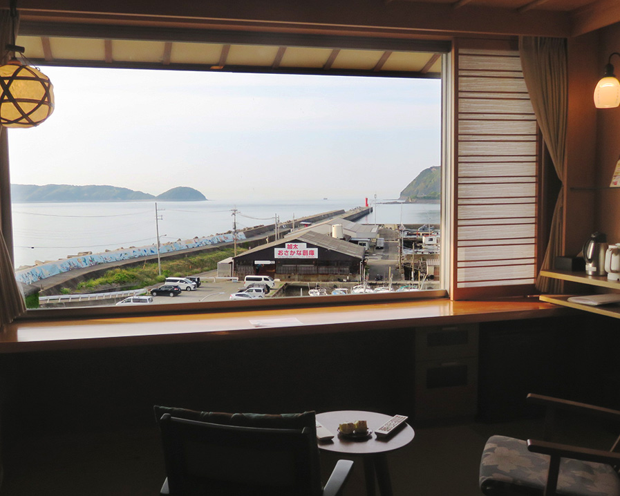 加太温泉の旅館に宿泊|大阪屋ひいなの湯の海が見える客室の窓からの景色