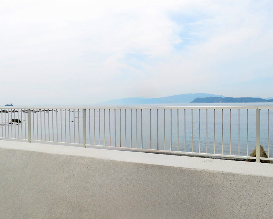 穏やかそうに見える加太の海