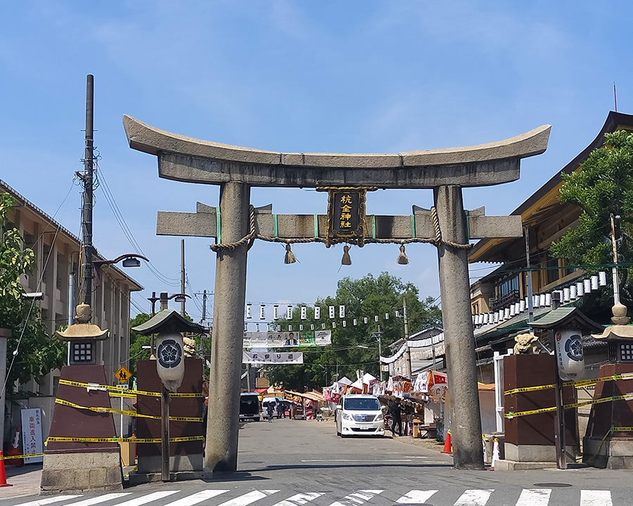 大阪・平野区観光モデルコース｜70代母と歩く杭全神社・大念仏寺・全興寺の街歩き：杭全神社の鳥居
